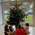 Kita-Kinder schm&uuml;cken Tannenbaum im MGH